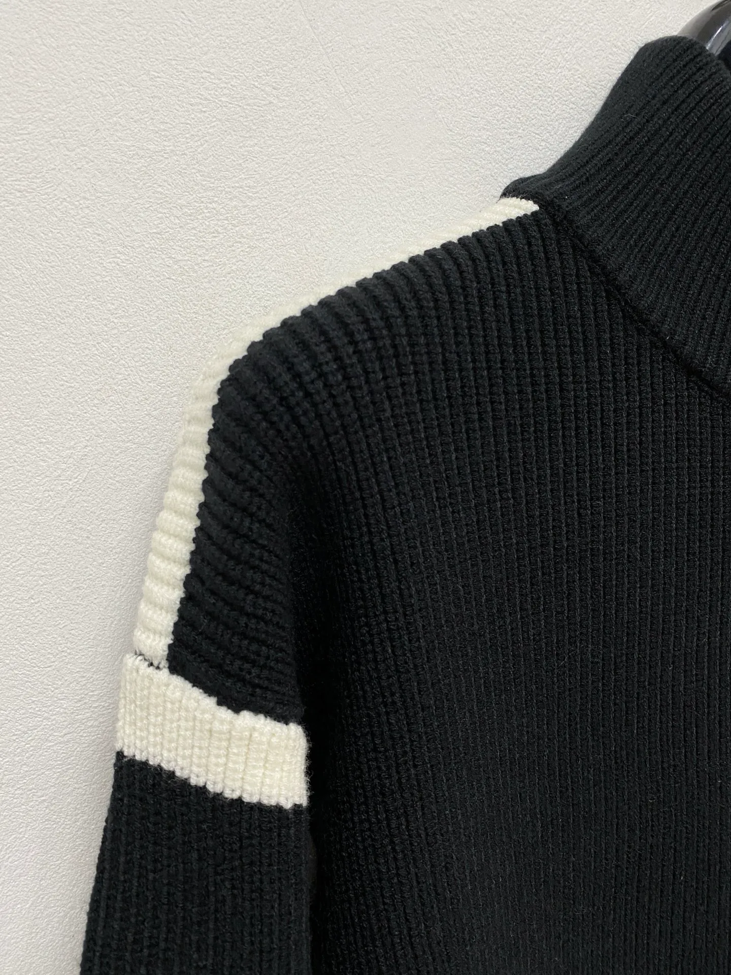 🅿️540 LV autumn and winter classic cardigan sweater, in full condition! ! ! Wool blended fabric, the latest model in 2025, golden ratio! ! Slim-fitting soft gold, versatile and practical item, the combination and practicality are extremely powerful, simple and elegant, and classy! To create your own style, it is highly recommended to buy it in two colors. The standard slim fit tailoring process is suitable for both young and old men. It is knitted from wool and will not cause any discomfort! While keeping warm, it is stylish, textured and wearable, and the classic logo with contrasting colors on the chest feels in place! ! Recommended for regular customers! ! Size M-3XL (maximum wear: 190 pounds)